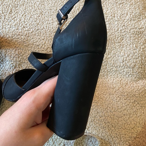 🌸 Call it Spring 🌸 “Adiralla” strappy black heel - Picture 6 of 10